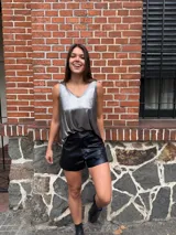 Musculosa plateada de seda brillante, talle único (llega hasta L) y corte suelto.