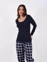 Remera básica de manga larga, color azul marino, con escote redondo y calce ajustado al cuerpo.