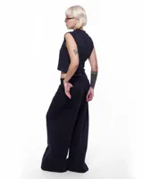 Pantalón de denim negro con corte sastrero de pierna ancha, tiro alto y pretina cruzada. Presenta un aplique de caballo/dragón en bronce hecho a mano y bordado del logo Temblad en la parte trasera.