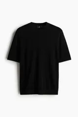 Remera negra de punto calado de algodón con cuello redondo, mangas cortas y corte estándar.