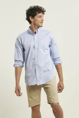 Camisa celeste de manga larga con cuello abotonado, corte clásico y bolsillo en el pecho.