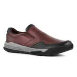 Zapato casual Hi-Tec Stewie color marrón con detalles en negro y gris. Diseño slip-on de cuero con puntera reforzada y suela de goma.
