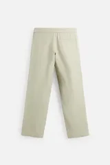 Pantalón negro regular fit confeccionado en tejido de lino. Cintura ajustable con cordón interior, bolsillos frontales y detalle de bolsillos traseros de vivo.