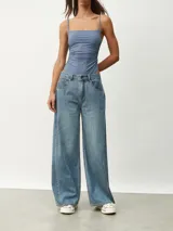 Pantalón de jean azul de corte ancho.