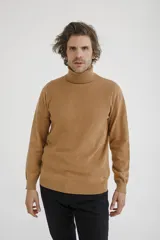 Sweater color marrón claro de punto con cuello alto.