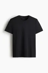 Remera deportiva de manga corta, color negro, con cuello redondo. Confeccionada en tejido de malla funcional con tecnología DryMove™ que absorbe el sudor.