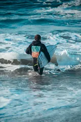 Hoodie negro con estampado en la espalda.