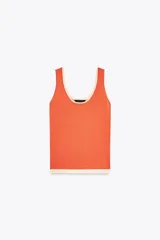 Musculosa color naranja de punto con escote redondo y tirantes anchos. Detalle de tejido doble capa combinado en color crema en escote y ruedo.
