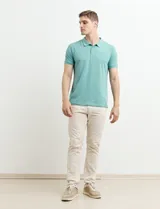 Chomba celeste con estampado de lunares blancos, cuello clásico y mangas cortas.