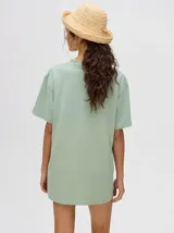 Remera verde agua de corte cuadrado y holgado, con cuello redondo y manga corta. Presenta un pequeño logo bordado en el pecho.