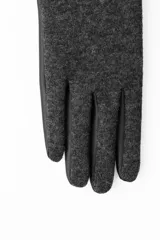 Guantes cortos negros combinados en mezcla de lana y tejido efecto piel, con cierre de botón a presión.