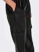 Pantalón cargo negro de cuero sintético, tiro medio, con cintura y ruedos elastizados y bolsillos laterales.
