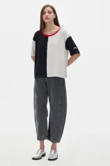 Remera oversized colorblock en rib, con mangas cortas y cuello redondo con ribete rojo.
