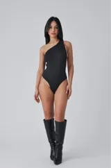 Body negro asimétrico de lycra, con un solo hombro y espalda descubierta.