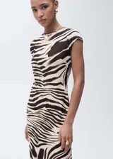 Vestido midi de viscosa con estampado de cebra en tonos beige y marrón. Tiene cuello redondo, manga corta, corte recto y cierre de botón en la parte posterior.