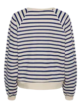 Sweater de punto color crema con rayas horizontales azules y un pequeño corazón rojo bordado en el pecho.