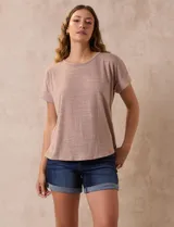 Remera celeste de corte recto, con cuello redondo y mangas cortas con dobladillo. Presenta detalle de botones en la espalda.