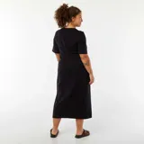 Vestido midi negro de corte recto, con mangas cortas y detalle drapeado con nudo en la cintura.