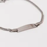 Pulsera de acero plateado con eslabones tipo cadena y placa rectangular central para grabar.