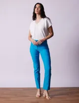 Pantalón de gabardina elastizada color coral, marca Tahari. Corte slim, pretina con pasadores, cierre y broche interno. Delantera y trasera con bolsillos.