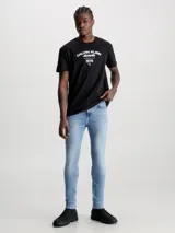 Pantalón de jean celeste, corte skinny, tiro medio, con bragueta con cremallera y diseño de cinco bolsillos.