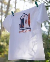 Remera blanca de algodón con estampado azul y rojo con el texto "DENALI SURF CLUB EST.2017 GOOD TIMES CO. HYOGO/HYOGO".