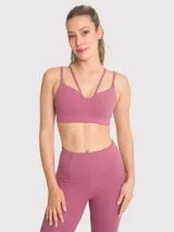 Top deportivo color rosado con tirantes finos dobles en la parte delantera y almohadillas removibles.