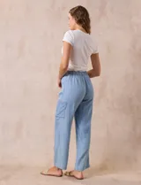 Pantalón cargo de lyocell color celeste, marca Zac & Rachel. Tiene pretina ancha elastizada con lazo, bolsillos laterales y corte wide.