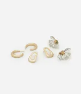 Set de tres pares de aros de metal con diferentes diseños: aros tipo argolla dorados, aros orgánicos dorados y aros plateados con forma de flor con centro dorado.