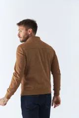 Campera marrón de gamuza para hombre, con cuello mao, cierre frontal con cremallera, bolsillos laterales y puños ajustados.