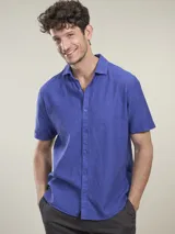 Camisa de manga corta a rayas verticales color lila y blanco, confeccionada en mezcla de lino y algodón.