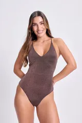 Malla entera con escote en V, confeccionada en lurex color cobre.