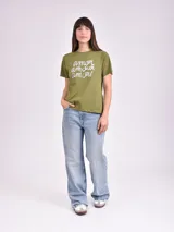 Remera celeste de algodón con estampado de flor y texto "Real View".