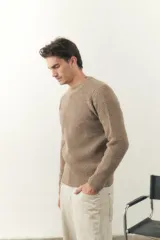 Sweater marrón claro de punto acanalado con cuello redondo y mangas largas.