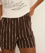 Conjunto de pijama Lov de viscosa con remera de manga corta color crudo con estampa de barco y short rayado con cintura elástica.