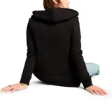 Campera deportiva Puma negra con cierre frontal, capucha con cordones ajustables, bolsillos laterales y logo estampado en el pecho.