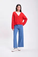 Saco de punto rojo con botones de madera.