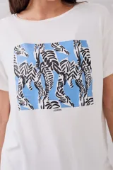 Remerón blanco de viscosa con estampado abstracto en tonos celeste y negro.