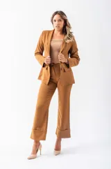 Blazer sastrero color camel, con solapas anchas y corte clásico.