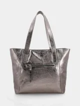 Bolso tipo shopper de mujer, color peltre (gris metálico con acabado arrugado/crush). Presenta dos asas de hombro y múltiples cierres externos con cremallera.