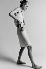 Top de punto color crema claro, corte recto y ajustado, con detalle de encaje floral bordado en el escote. Posee tirantes ajustables de color beige claro.