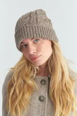 Gorro de lana marrón con diseño de ochos cruzados.