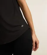 Remera lila de microfibra con escote redondo y mangas cortas.