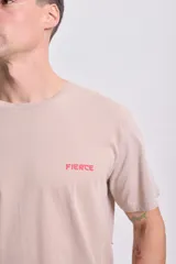 Remera color beige con estampa de tigre y texto en color rojo en la espalda.