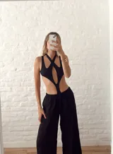 Body negro con aberturas en el abdomen y espalda descubierta.