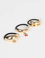 Set de tres gomitas de pelo elásticas negras con apliques dorados: dos con cuff de metal dorado y una con dije de cerezas.