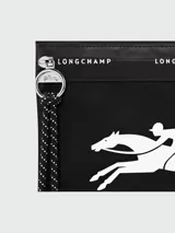 Sobre Longchamp Le Pliage Energy negro con estampado del logo de la marca y jinete a caballo en blanco.