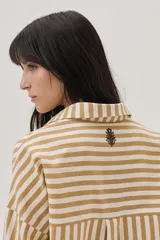 Camisa a rayas verticales en tonos mostaza y blanco, de corte clásico y manga larga.