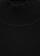 Jersey de punto de canalé color borgoña con cuello perkins y mangas largas. Diseño recto y tejido de punto medio.