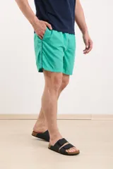 Short de baño azul marino con cintura elástica y cordón ajustable. Detalle de ribete blanco en el lateral.